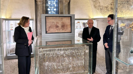 La directora del Museo de la Iglesia, Otilia Requejo; el Canónico Archivero de la Catedral, Juan José Tuñón; y el profesor de la Universidad de Oviedo, Miguel Calleja