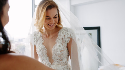 Una novia en su prueba de vestido de boda junto a una amiga