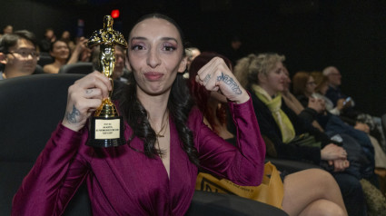 Sara Montoya, con uno de los premios logrados por 'Golpe a Golpe' en el Festival de Nueva York