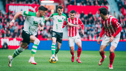 Iñigo Vicente y Andrés Martín en una acción del Sporting-Racing