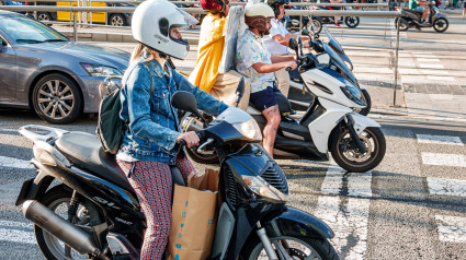 Conductores en motos en la Avenida Diagonal de Barcelona