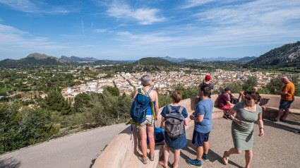 Turista en el mirador de Es Calvari, Pollensa, Mallorca, Islas Baleares