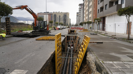 Obras de la red de calor el el barrio de La Rosaleda de Ponferrada en las que se ha originado un escape de gas