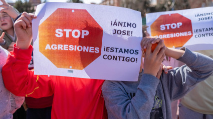 ARANDA DE DUERO, 10/03/2025.- Concentración de protesta en el colegio Fernán González de Aranda de Duero (Burgos) donde trabaja como conserje el árbitro agredido este domingo por el padre de uno de los jugadores del equipo visitante del partido, de la categoría cadete de Primera Provincial. El colegiado ha quedado ingresado en el Hospital Universitario de Burgos por las lesiones sufridas. EFE/ Paco Santamaría