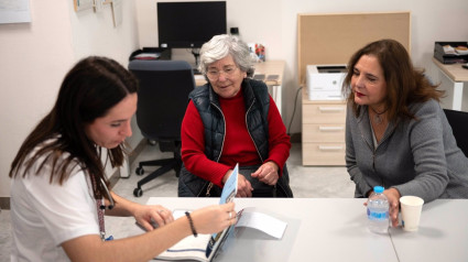 La consellera de Salud en la visita a la unidad de hospitalización a domicilio