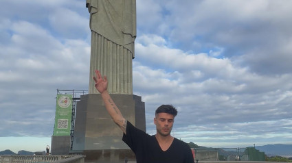 Carlos Chaparro frente al Cristo Redentor