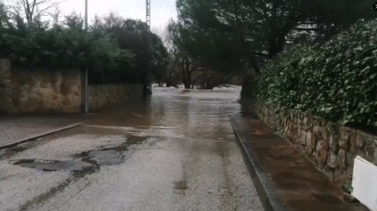 El río, desbordado en algunas zonas de viviendas en Collado Villalba