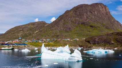 Icebergs del fiordo de Tunulliarfik flotando en alta mar con vistas a la ciudad debajo de la montaña Qaqqarsuaq Fjeld