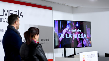 Presentación de Siéntate a la mesa y tapa solidaria