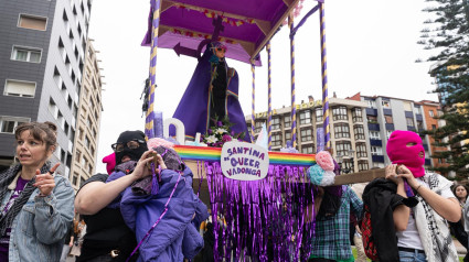 Parodia de la Virgen de Covadonga, en la manifestación del 8-M en Gijón