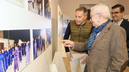 Momento de la inauguración de la exposición del Paso Morado