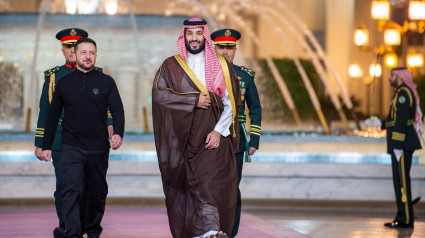 Mohammed bin Salman acompaña al presidente ucraniano Volodímir Zelenski