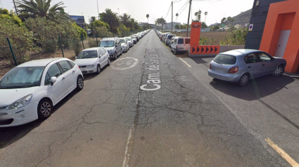 Camino de San Lázaro con coches aparcados