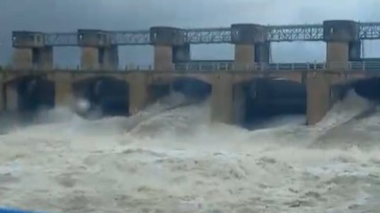 Imagen del desembalse de agua en el pantano de Cazalegas