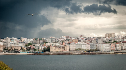 Fuerte tormenta con lluvia y nubes dramáticas sobre el centro de la ciudad de A Coruña