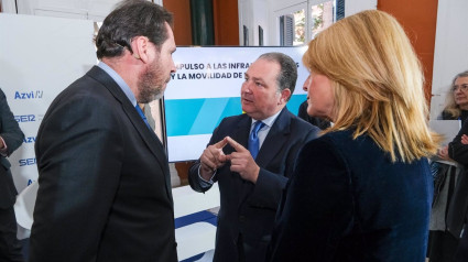 David Toscano, presidente de Diputación; Óscar Puente, ministro de Transporte; y Pilar Miranda, alcadesa de Huelva.