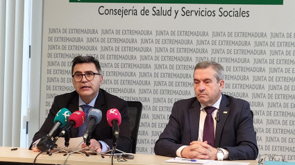 El director gerente del SES, Jesús Vilés, y el coordinador regional de trasplantes, Luis López, en una rueda de prensa en Mérida