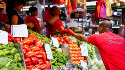 Un puesto de fruta y verduras de un mercado