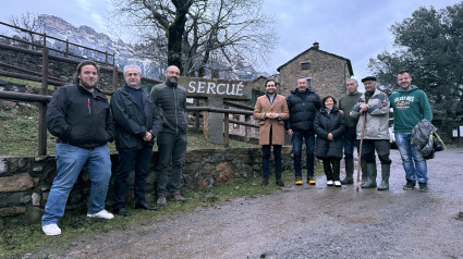 Claver y Bescós junto al alcalde de Fanlo, concejales y vecinos de Sercué