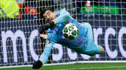 Thibaut Courtois, durante la tanda de penaltis entre el Atlético de Madrid y el Real Madrid en el estadio Metropolitano