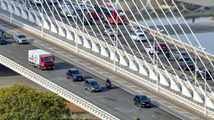 Valencia, España, escena bulliciosa del tráfico urbano en un moderno puente atirantado cerca de la Ciudad de las Artes y las Ciencias, con varios carriles