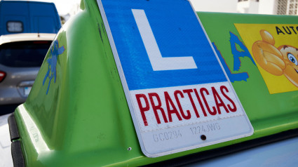 Placa de conductor aprendiz en el techo de un coche de autoescuela en Playa Honda, Lanzarote, Islas Canarias