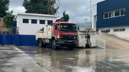 El camión haciendo trabajos en La Rosaleda