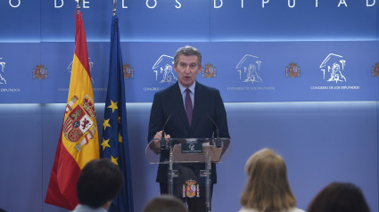 El presidente del Partido Popular, Alberto Núñez Feijóo, comparece ante los medios tras la reunión en La Moncloa con el presidente del Gobierno, Pedro Sánchez, 13 de marzo de 2025