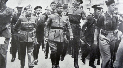 Fotografía en blanco y negro de la Guerra Civil Española (1936-1939); el general Francisco Franco (1882-1975) entra en Burgos