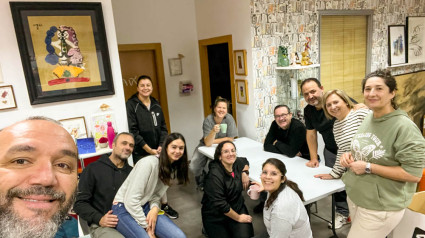 Juan y el equipo de Cartel, en plena faena con las camisetas