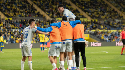 Los jugadores del Alavés celebran el segundo gol de Guridi