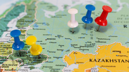 2PFFY8X Location Ukraine and Russia. Multi-coloured pins on a map.