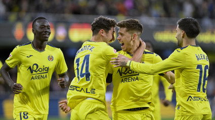 Foyth celebra con Ayoze el 1-0 del Villarreal contra el Real Madrid