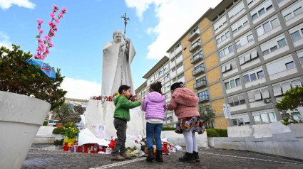 Niños en el Hospital Gemelli de Roma por el Papa Francisco