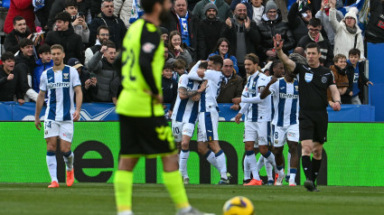 Dani Raba celebra con sus compañeros el 2-0 al Betis.