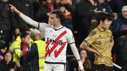 Pedro Díaz celebra el gol del Rayo Vallecano a la Real Sociedad