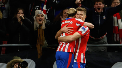 Sorloth y Gallagher celebran el 2-0 del Atlético de Madrid al Barcelona en LaLiga