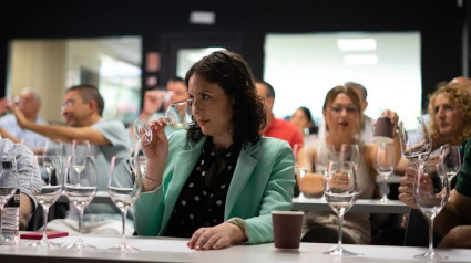 Andrea Martín catando vino