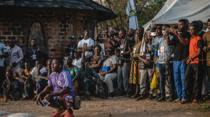 Los aficionados al boxeo Dambe ven el combate en Abuya, Nigeria, el 28 de noviembre de 2024. Originario de África Occidental, "Dambe", que significa "boxeo" en hausa, es un arte marcial tradicional nigeriano.