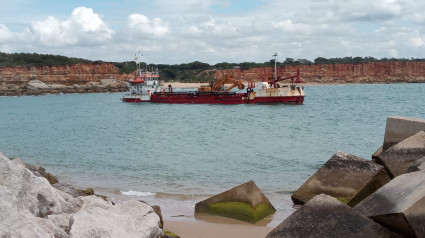 Tareas de dragado en el  puerto de Conil (Cádiz)