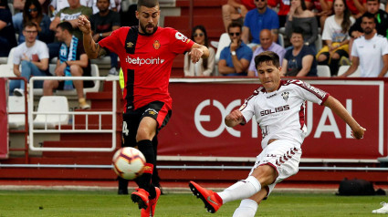 Un hombre de Albacete lleva un bocadillo para comerlo mientras ve un partido de fútbol y, al darle un mordisco, encuentra lo impensable: "Notaba..."