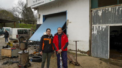 Francisco y su hija tras volver a su casa. En su taller no ha quedado nada