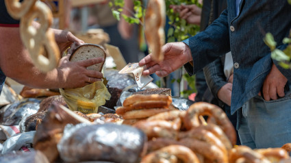 Un cliente paga pan con efectivo en un mercado