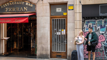 Turistas esperando en el portal de un piso turístico en Barcelona