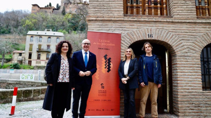 La alcaldesa de Granada, Marifrán Carazo (2d), flanqueada por el rector de la UGR, Pedro Mercado (2i), y el artista Simon ZabellPOLITICA ANDALUCÍA ESPAÑA EUROPA GRANADA AUTONOMÍASAYUNTAMIENTO