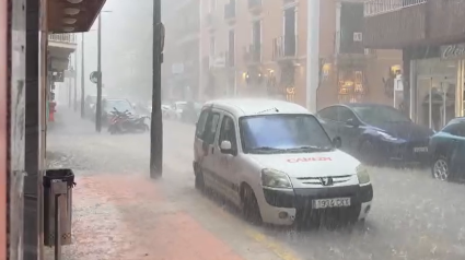 Una fuerte tormenta descarga sobre el municipio de Águilas e inunda calles y bajos comerciales