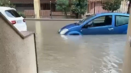 Coches atrapados en Águilas tras la tromba de agua