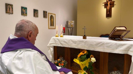 Imagen del Papa Francisco en la capilla del Hospital Gemelli en el que permanece ingresado