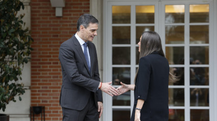 El presidente del Gobierno, Pedro Sánchez (i) recibe a la portavoz de Junts per Catalunya, Míriam Nogueras (d)