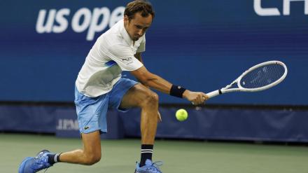 Daniil Medvedev devuelve la pelota durante el partido del Abierto de Estados Unidos.